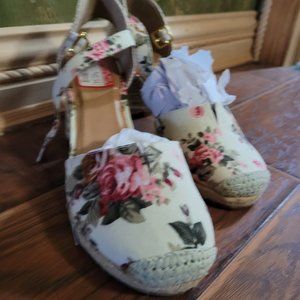 Terrific Tapestry Fabric Shoes in Excellent Condition